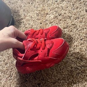 my daughter cant not fix them, only worn maybe twice, there red huaraches